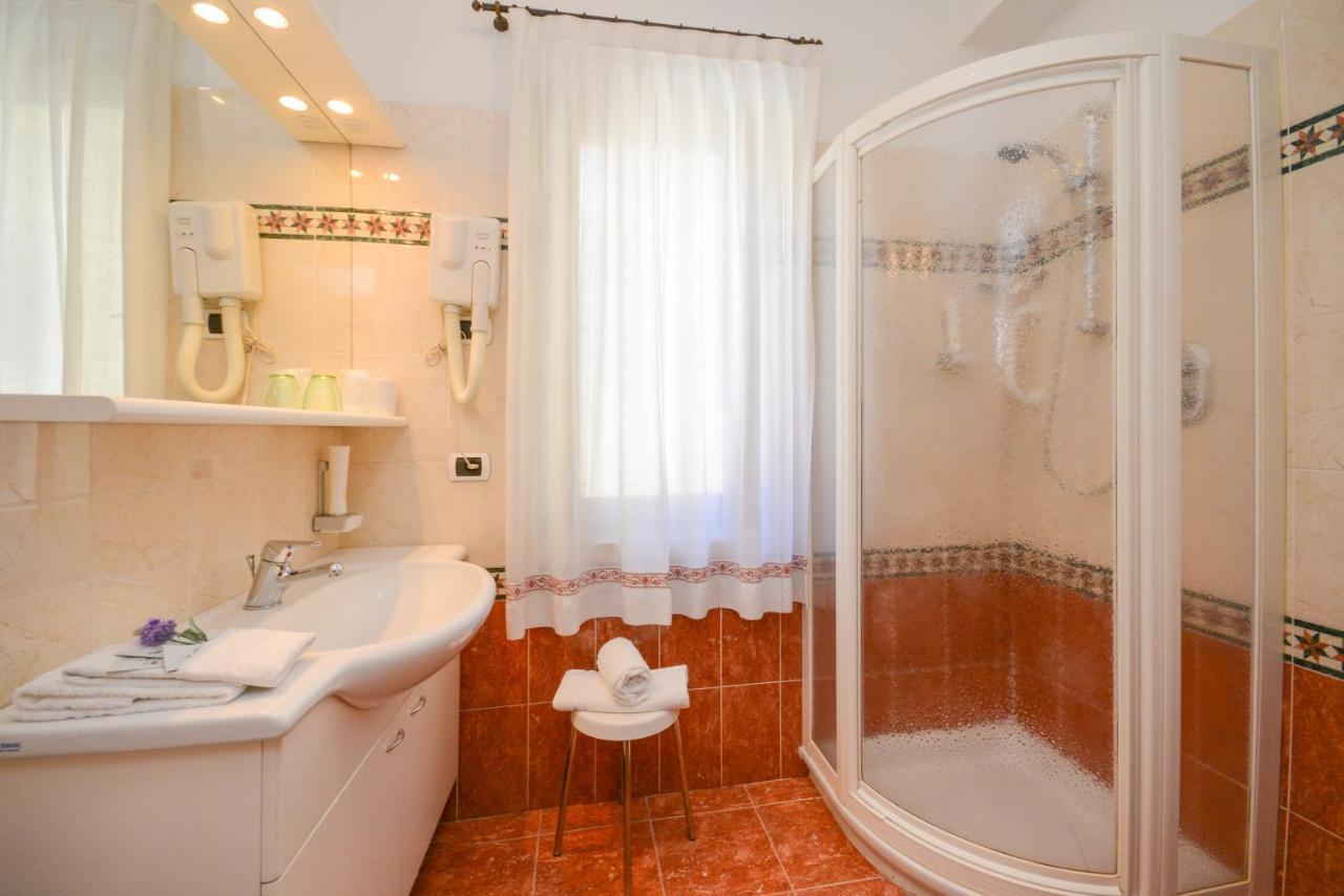 Hotel Corona Pinzolo Ngoại thất bức ảnh